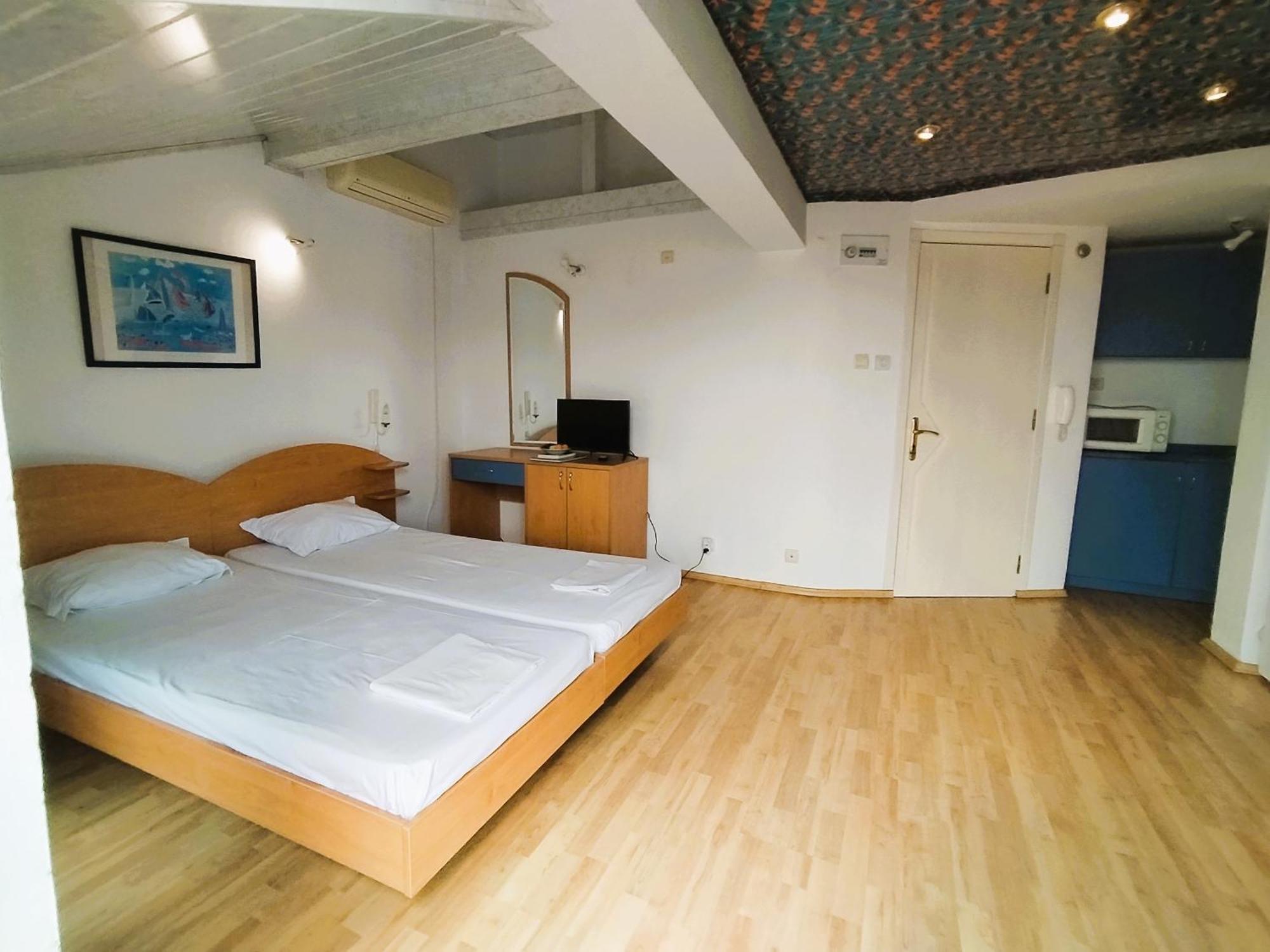 Lira Sto Apartments Поморие Екстериор снимка