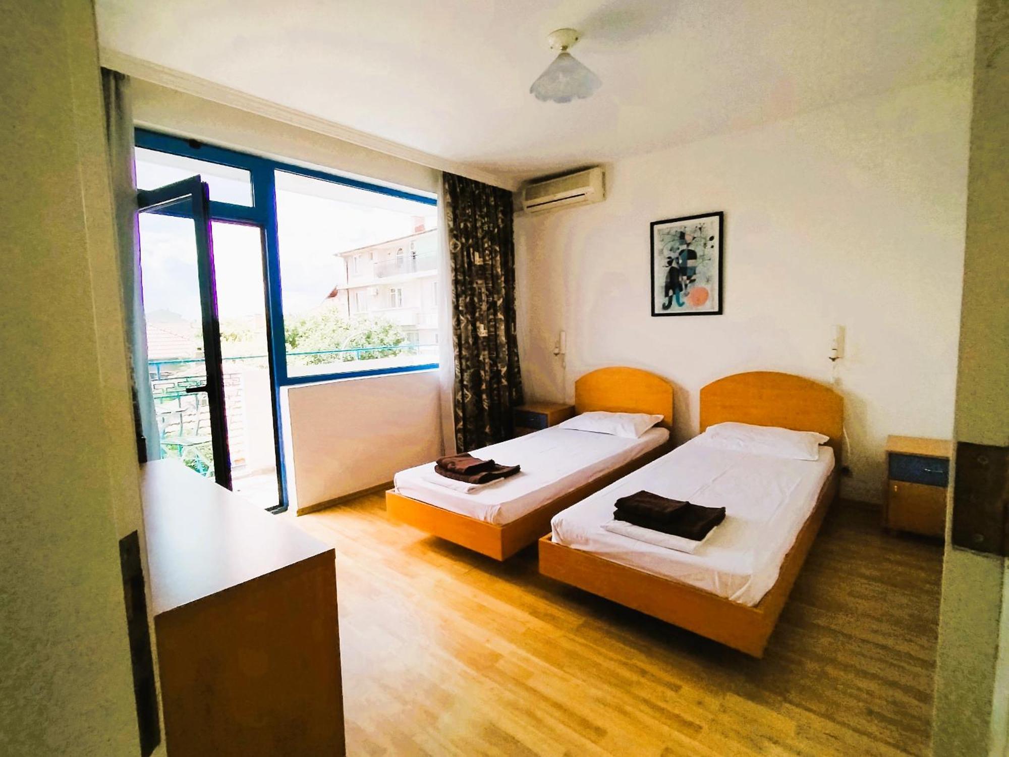 Lira Sto Apartments Поморие Екстериор снимка