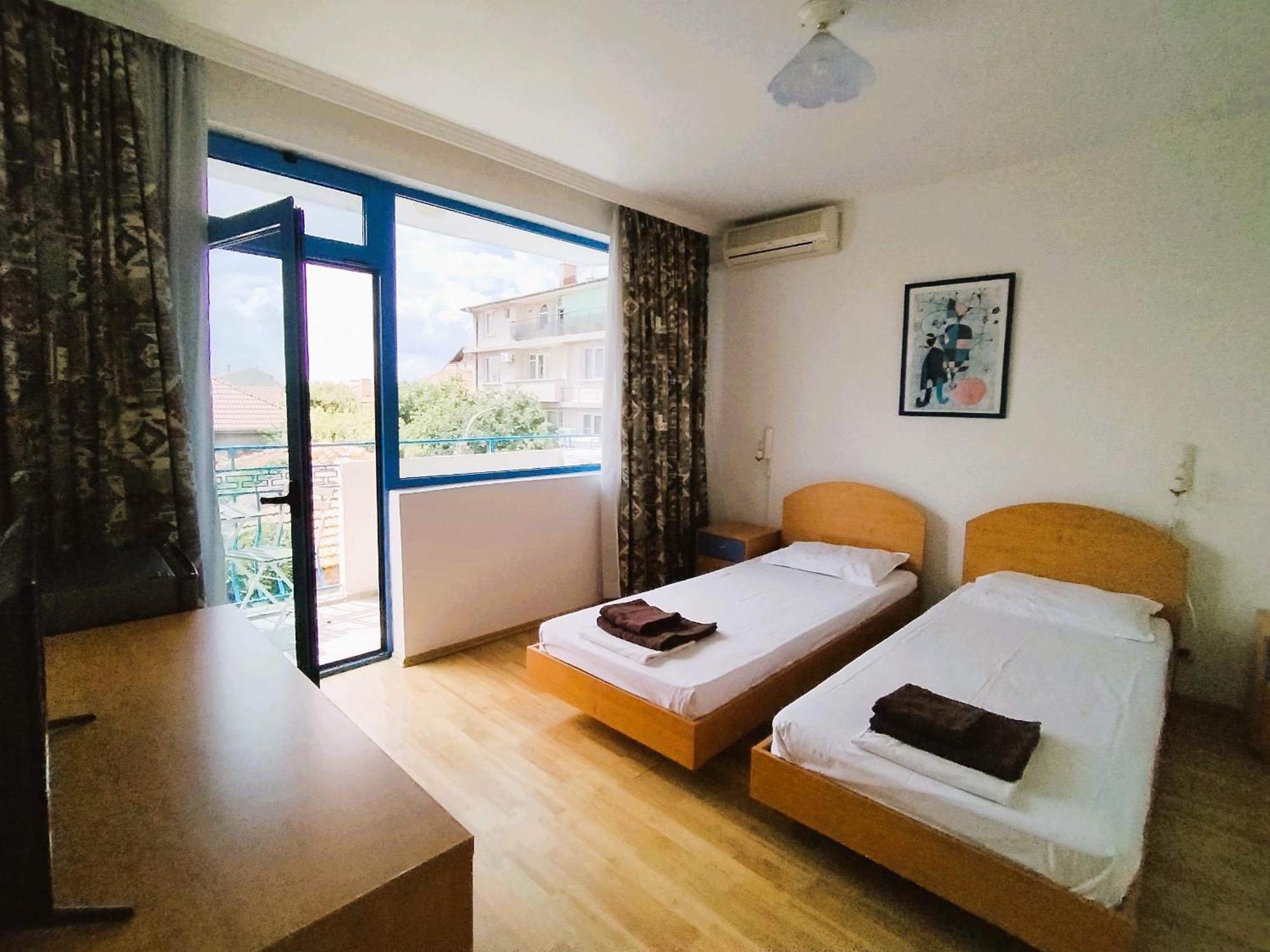 Lira Sto Apartments Поморие Екстериор снимка