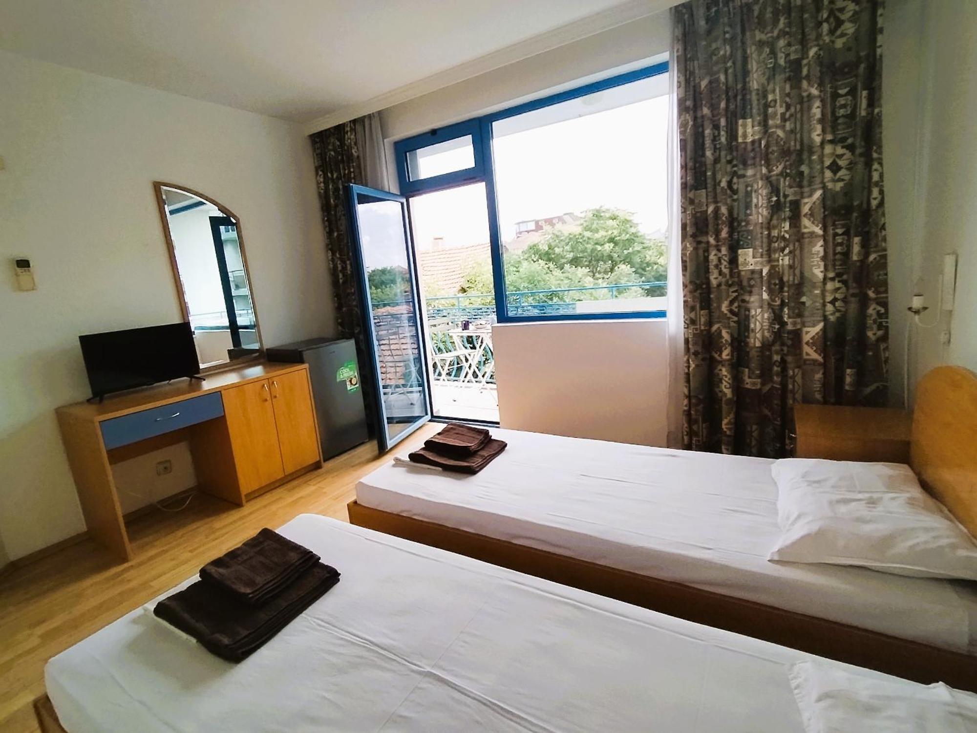 Lira Sto Apartments Поморие Екстериор снимка