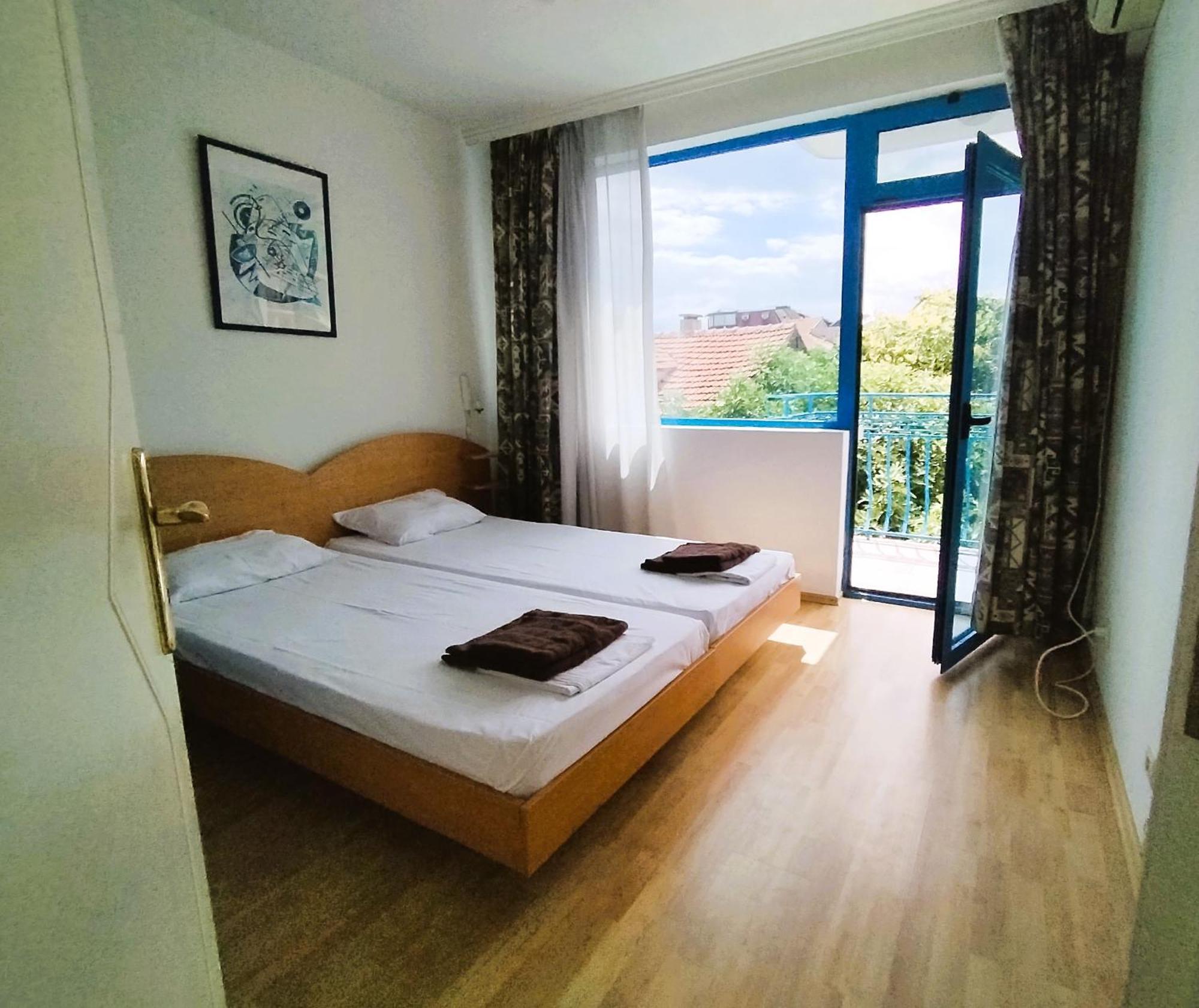 Lira Sto Apartments Поморие Екстериор снимка