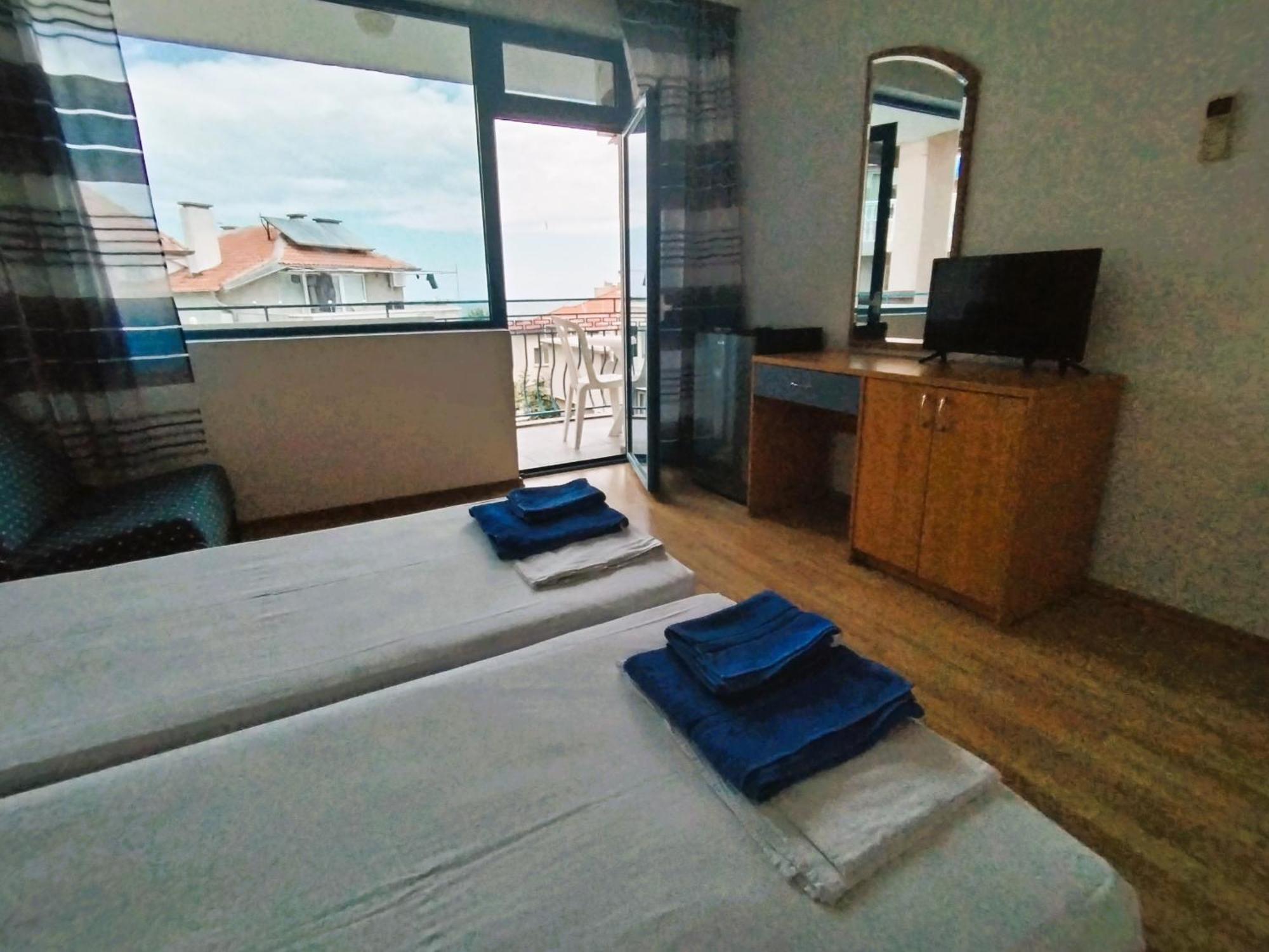 Lira Sto Apartments Поморие Екстериор снимка