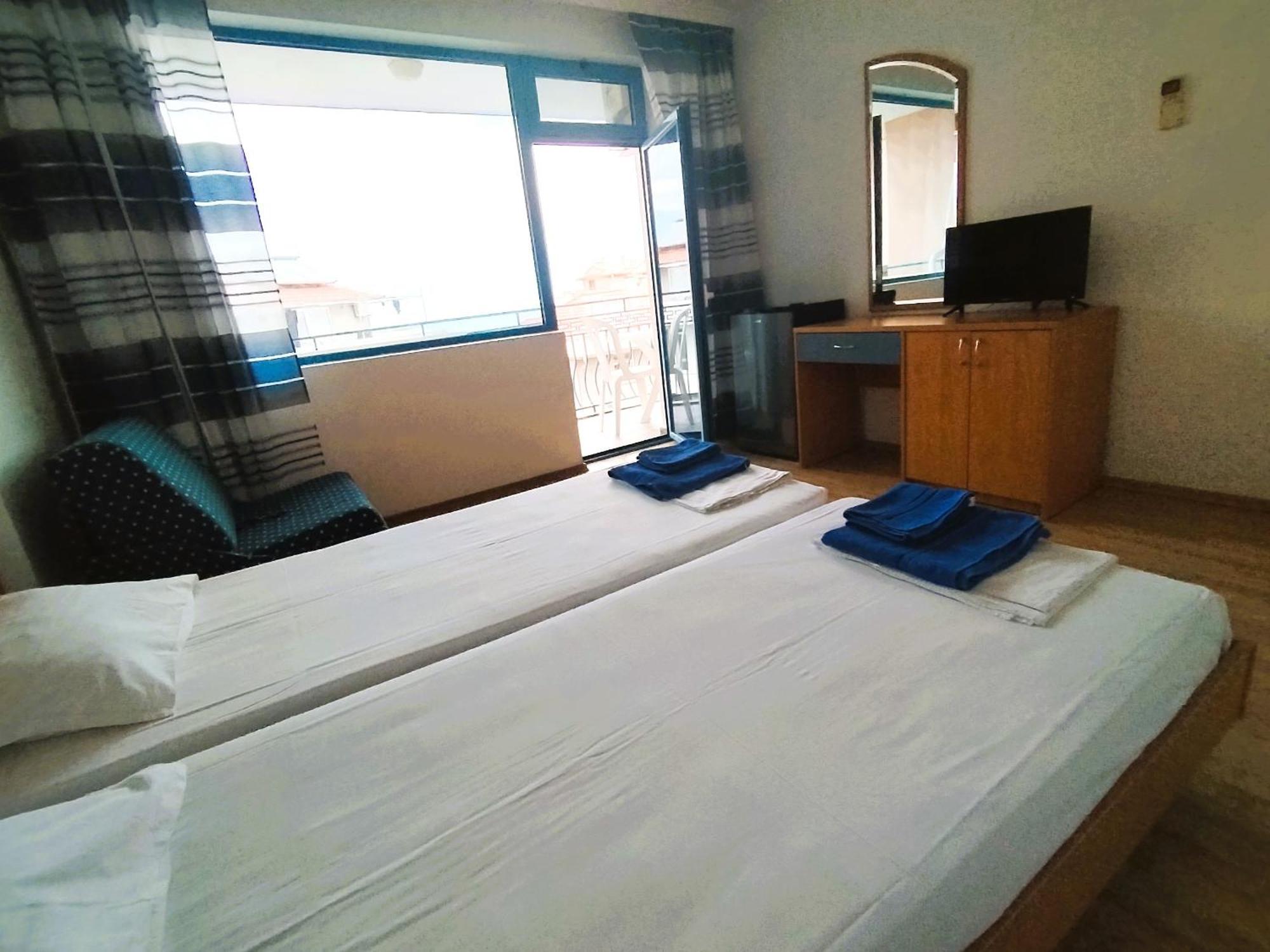 Lira Sto Apartments Поморие Екстериор снимка