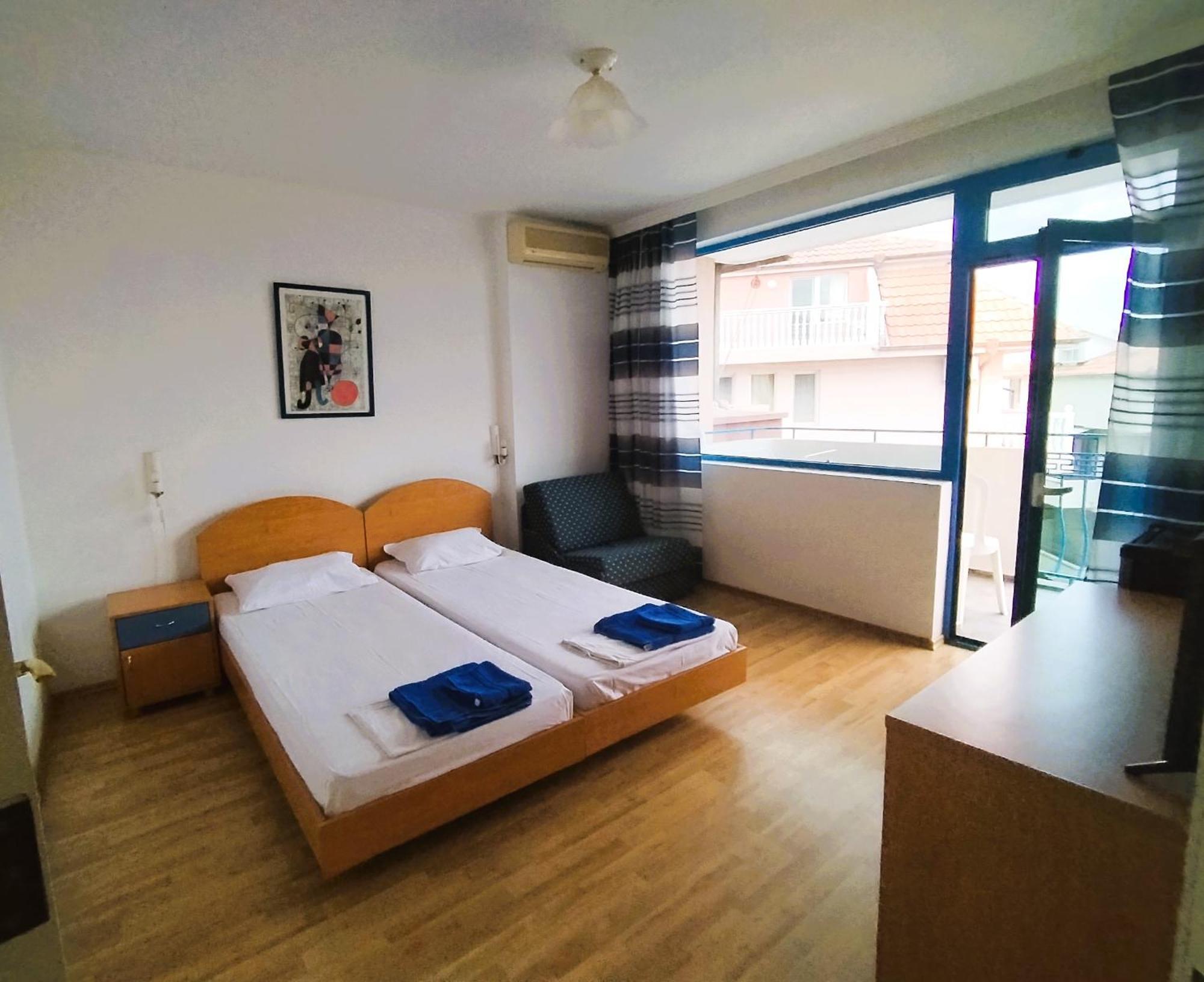 Lira Sto Apartments Поморие Екстериор снимка
