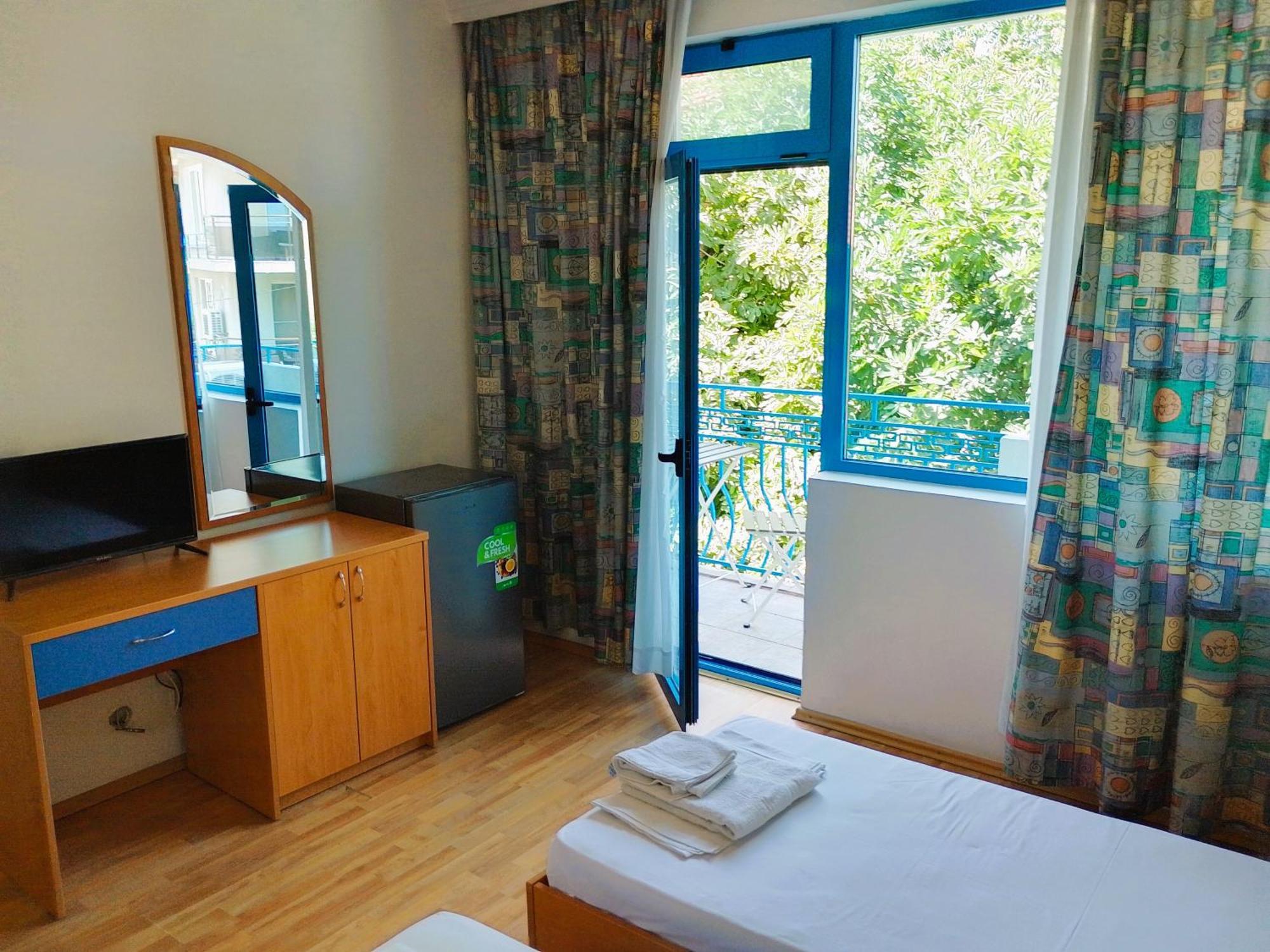 Lira Sto Apartments Поморие Екстериор снимка