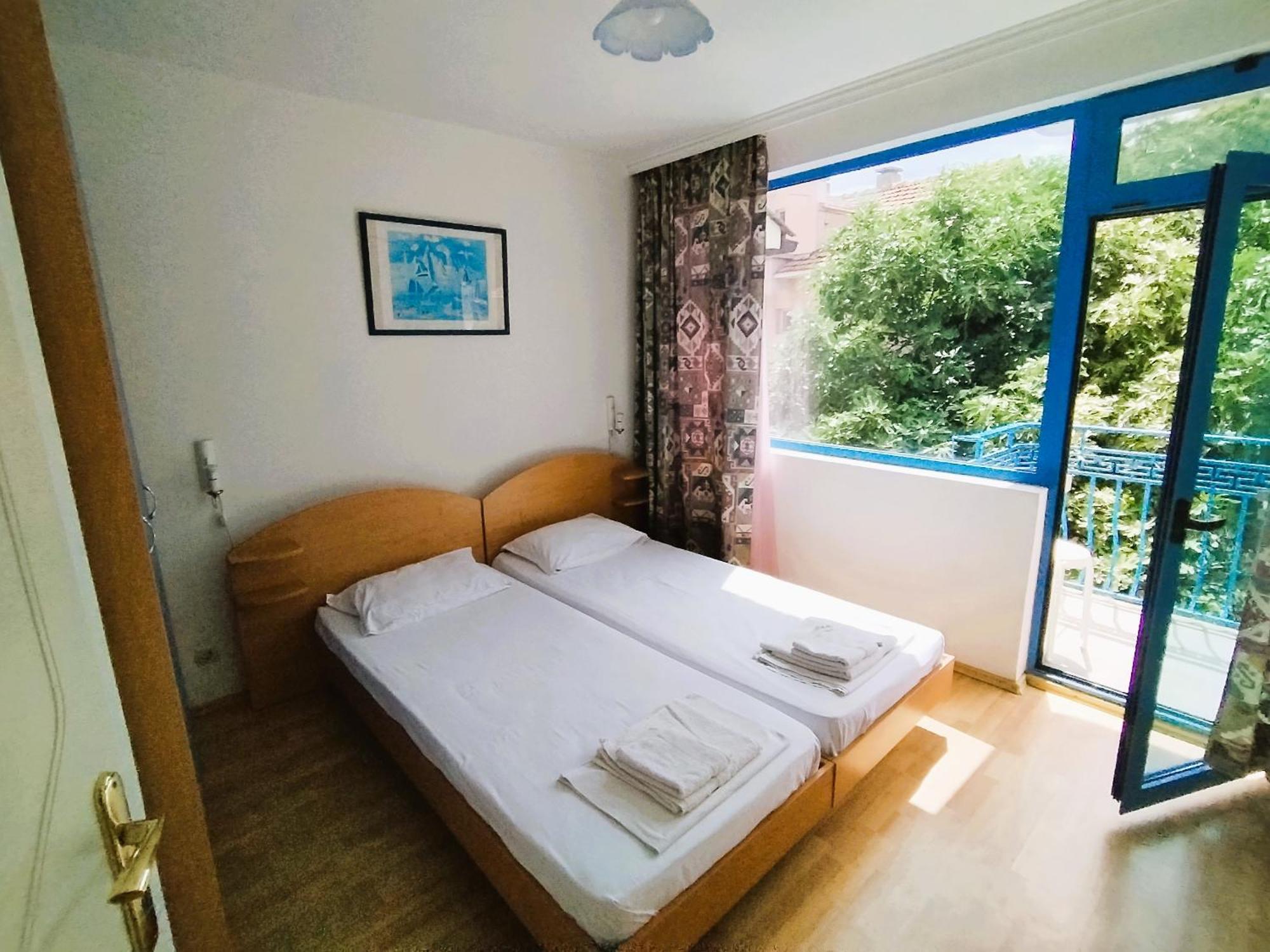 Lira Sto Apartments Поморие Екстериор снимка