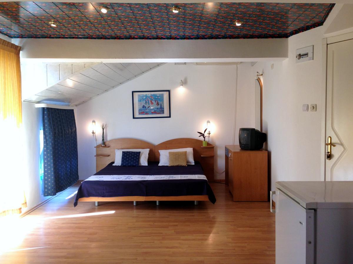 Lira Sto Apartments Поморие Екстериор снимка
